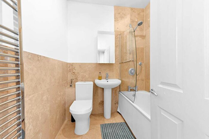 2 Bedroom Flat For Sale In Westcombe Hill, London, SE3