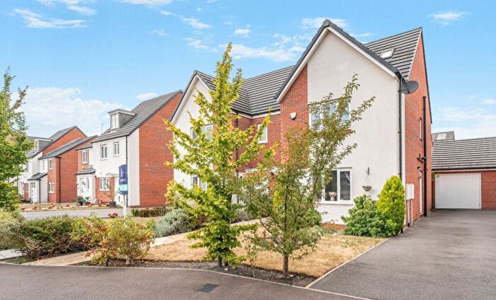 4 Bedroom Semi-Detached House For Sale In Dukeminster Road, Dunstable, Bedfordshire, LU5