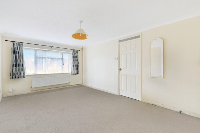 2 Bedroom Apartment To Rent In Bed Flat To Rent In Belvedere Gardens, West Molesey, KT8