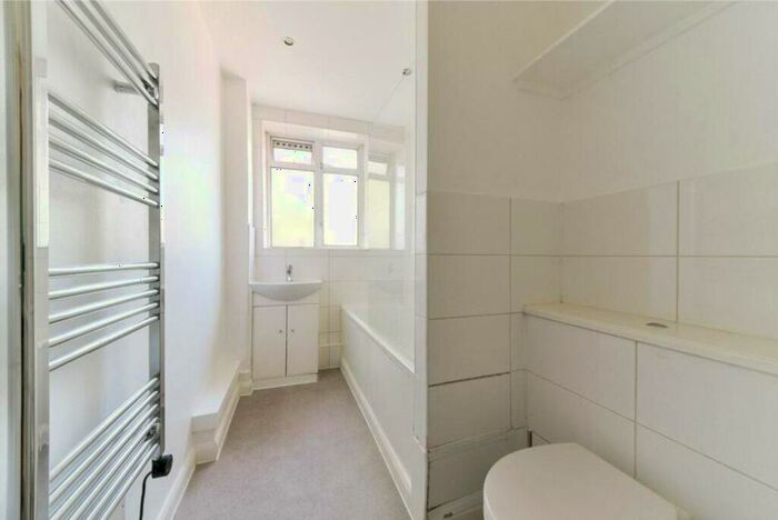 Flat To Rent In Euston Road, London, NW1