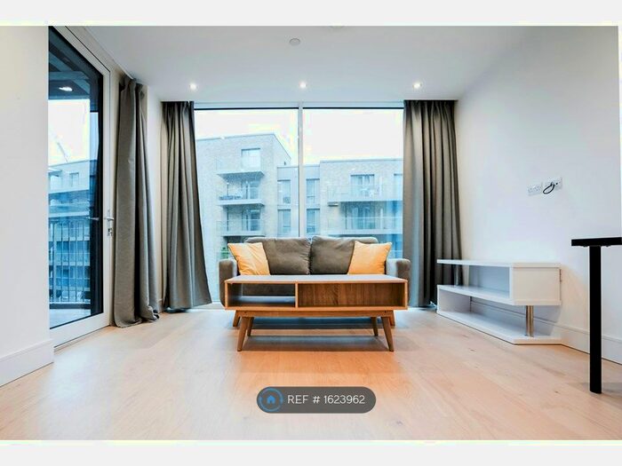 2 Bedroom Flat To Rent In Croxley Court, West Drayton, UB7