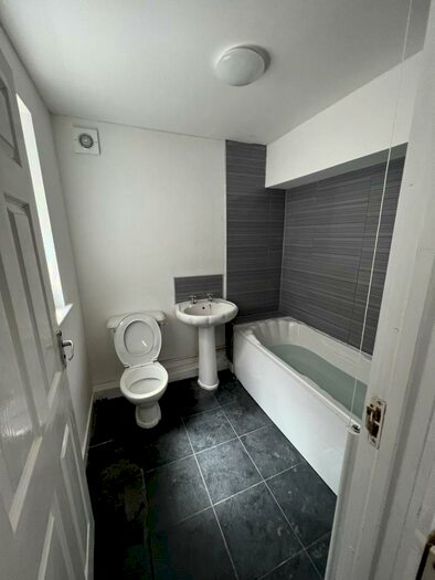 2 Bedroom House To Rent In Holland Street, Hull, HU9