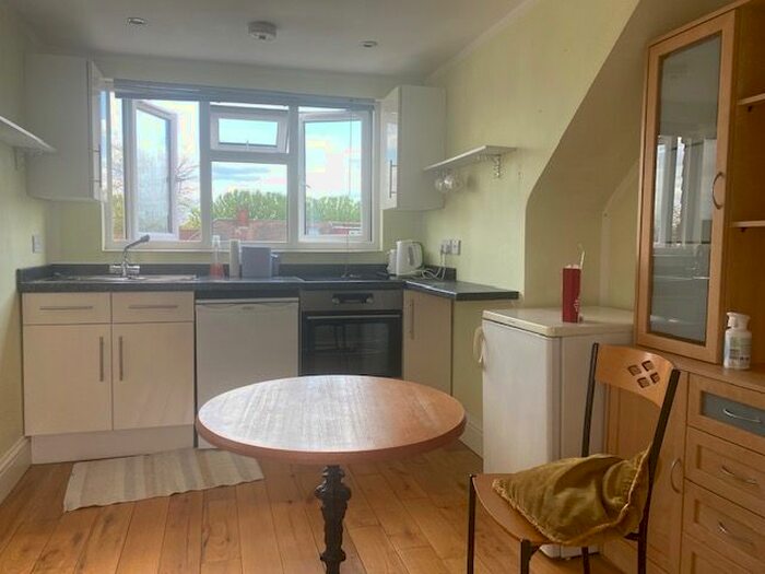 Studio To Rent In Sussex Avenue, Isleworth TW7