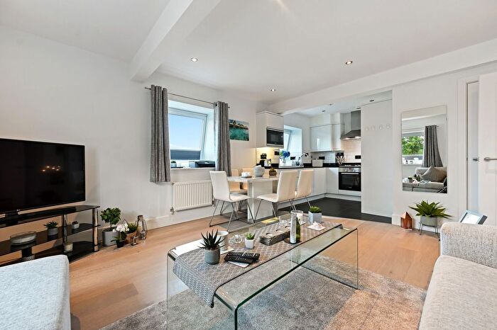 2 Bedroom Flat For Sale In Woodcote Side, Epsom, KT18