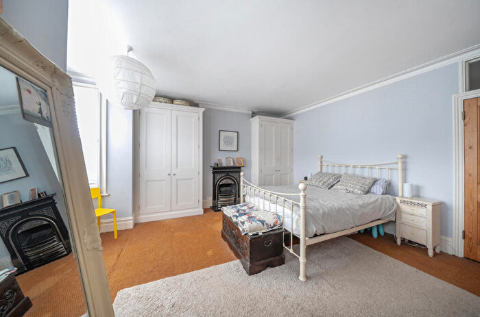 6 Bedroom Terraced House For Sale In Salisbury Road, Barnet, EN5
