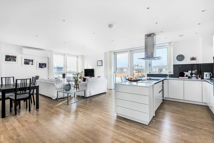 3 Bedroom Flat To Rent In Cable Walk, London, SE10