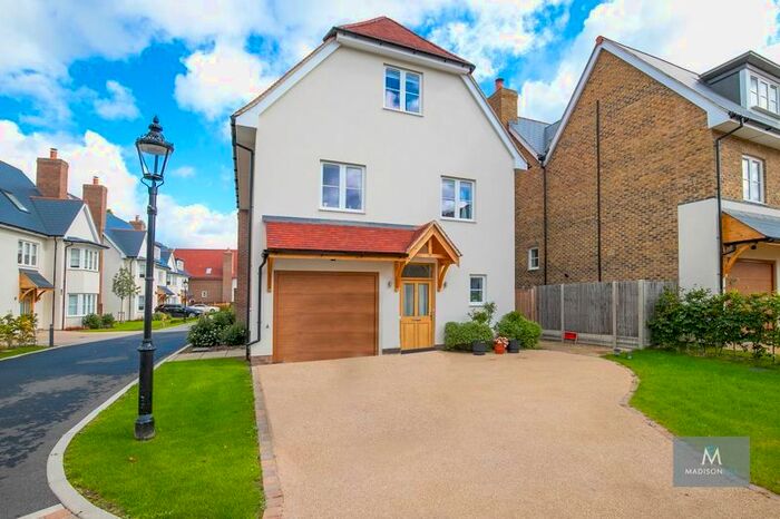 5 Bedroom Detached House To Rent In High Road, Chigwell, IG7