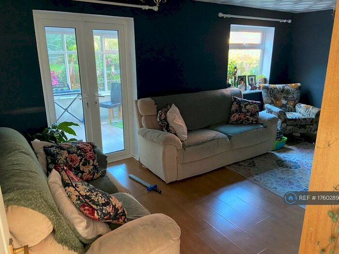 3 Bedroom Semi-Detached House To Rent In Cropston Close, West Bridgford, Nottingham, NG2