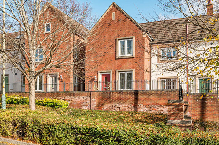 3 Bedroom End Of Terrace House For Sale In Thresher Drive, Swindon, Wiltshire, SN25