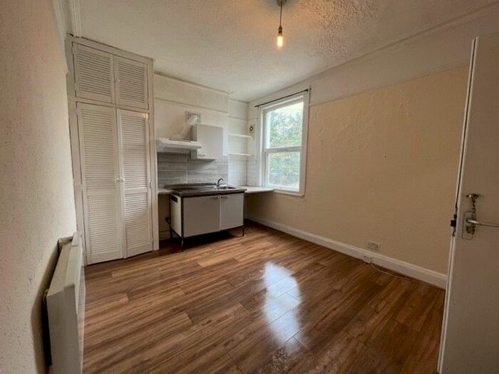 1 Bedroom Property To Rent In Hanworth Road, Hounslow, TW3