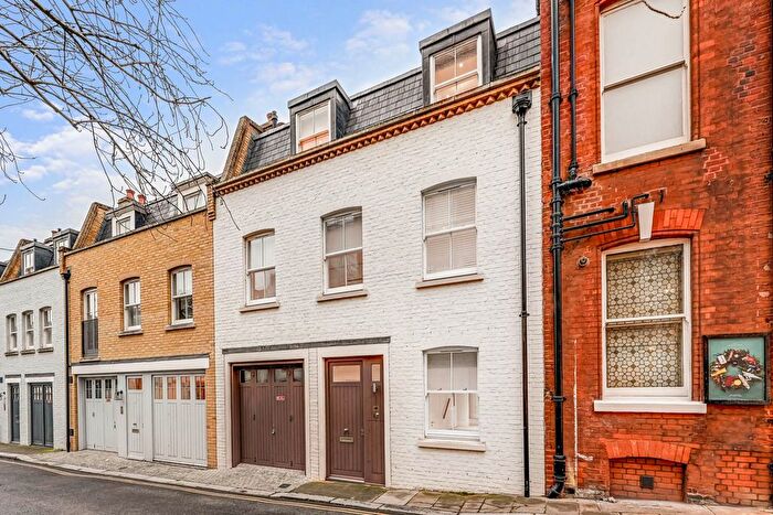 3 Bedroom Property To Rent In Cadogan Lane, London, SW1X