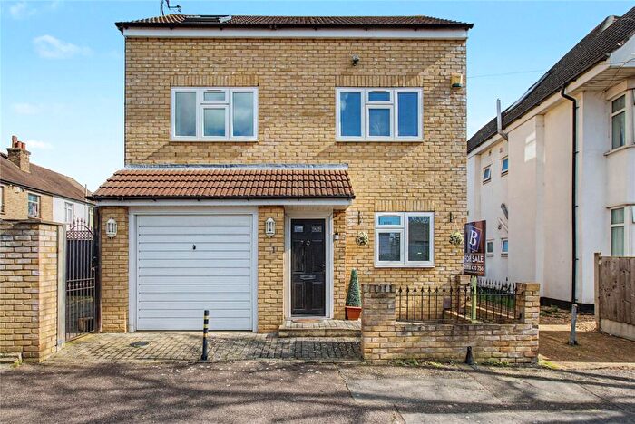 2 Bedroom Detached House For Sale In Craigdale Road, Hornchurch, RM11