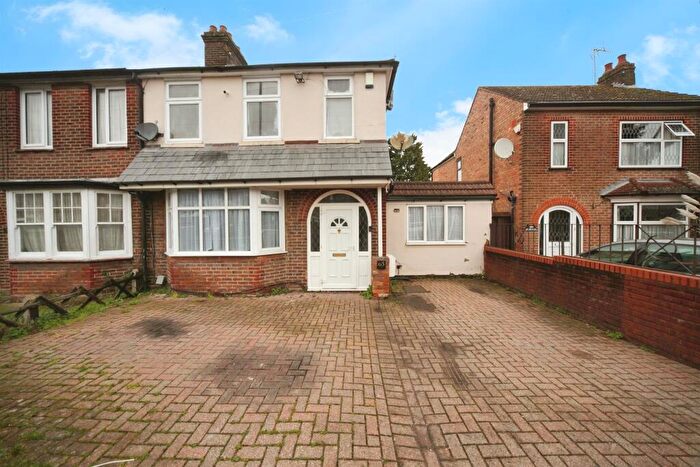 4 Bedroom Semi-Detached House For Sale In Houghton Road, Dunstable, LU5