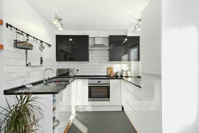 2 Bedroom Flat To Rent In Goodwin Close, London, SE16