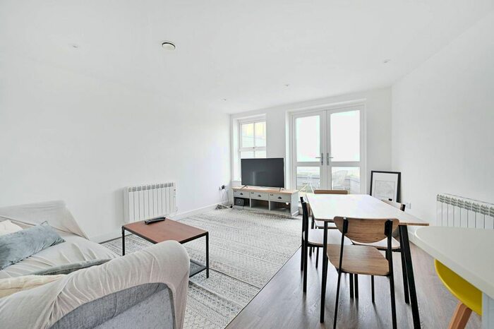 2 Bedroom Flat To Rent In Cadogan Terrace, Hackney, London, E9