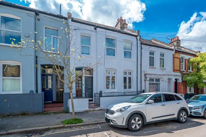 3 Bedroom Maisonette For Sale In Cowthorpe Road, London, SW8