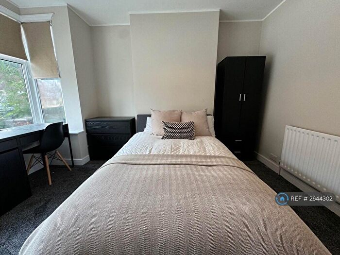 4 Bedroom Semi Detached House To Rent In Beeston Road, Nottingham, NG7