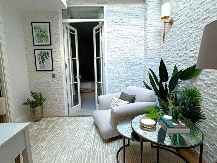 3 Bedroom Flat To Rent In Cadogan Square, London, SW1X