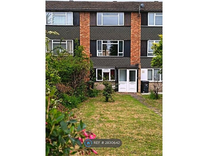 2 Bedroom Maisonette To Rent In Dilhorne Close, Grove Park, SE12