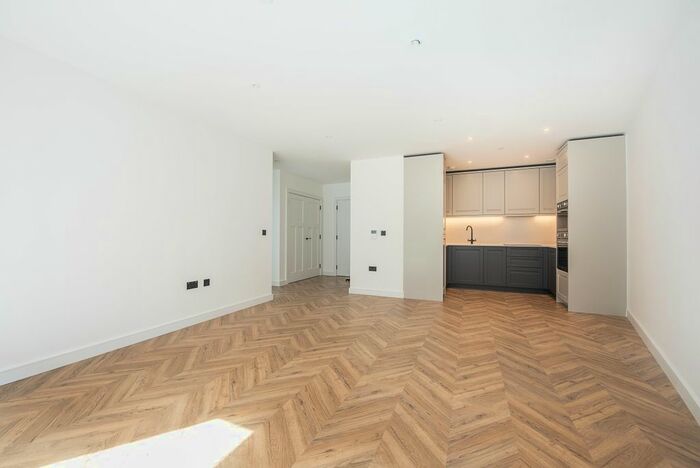 2 Bedroom Flat To Rent In Brook Street, Kingston Upon Thames, KT1