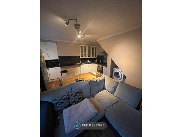 4 Bedroom Maisonette To Rent In Montfort Place, London, SW19