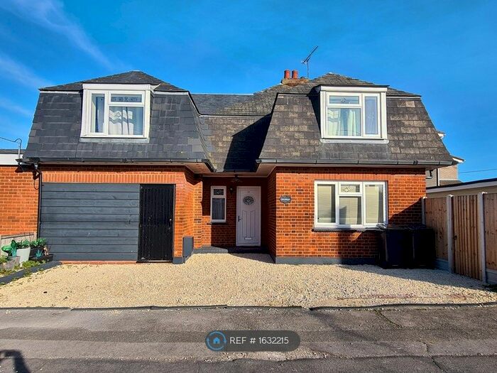 4 Bedroom Semi-Detached House To Rent In Keer Avenue, Canvey-Island - South-End-On-Sea - Essex, SS8