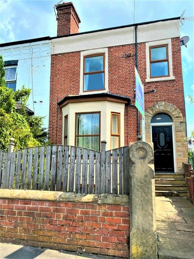 2 Bedroom Flat To Rent In Snowhill View, Wakefield, WF1