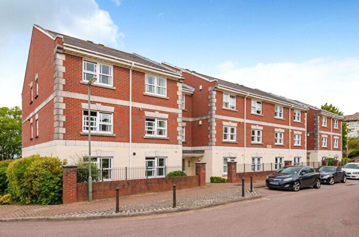 1 Bedroom Flat For Sale In St. Lukes Square, Guildford, Surrey, GU1
