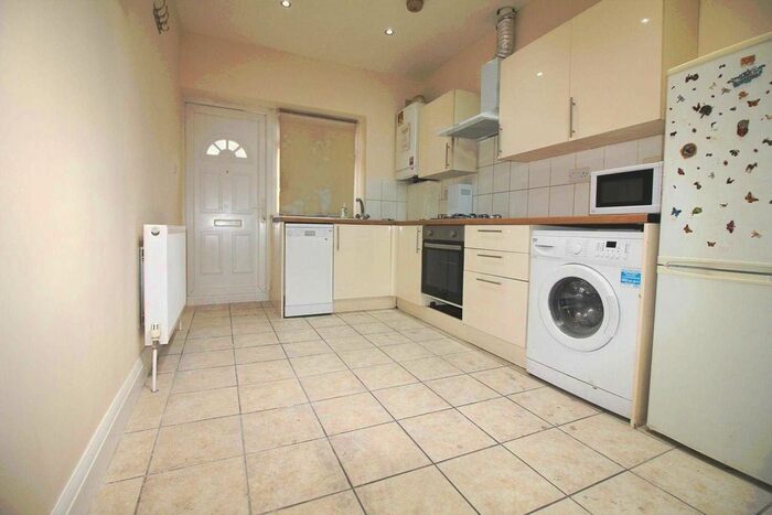 1 Bedroom Flat To Rent In Emanuel Avenue, Acton, W3