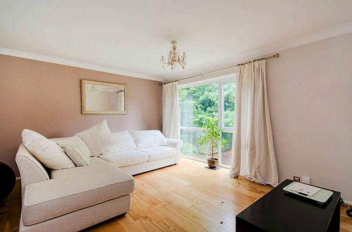 2 Bedroom Flat To Rent In Castlebar Mews, Ealing, London, W5