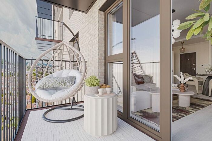 2 Bedroom Flat For Sale In North Acton, Greater London, W3