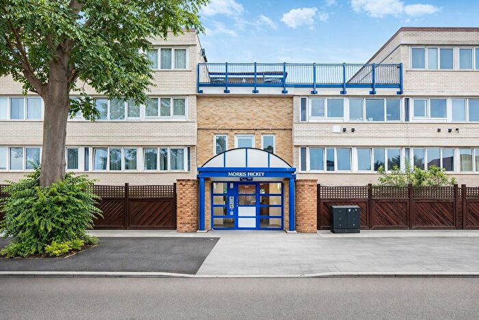 2 Bedroom Flat For Sale In Ray Lodge Road, Woodford Green, IG8