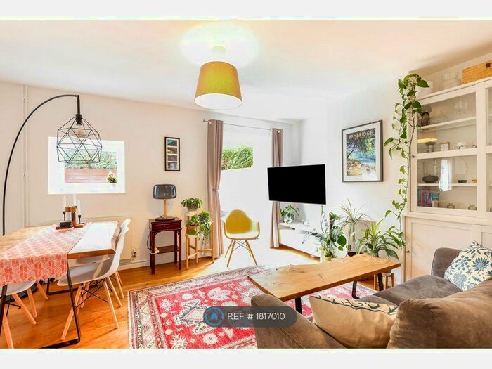 2 Bedroom Maisonette To Rent In Frensham Drive, London, SW15