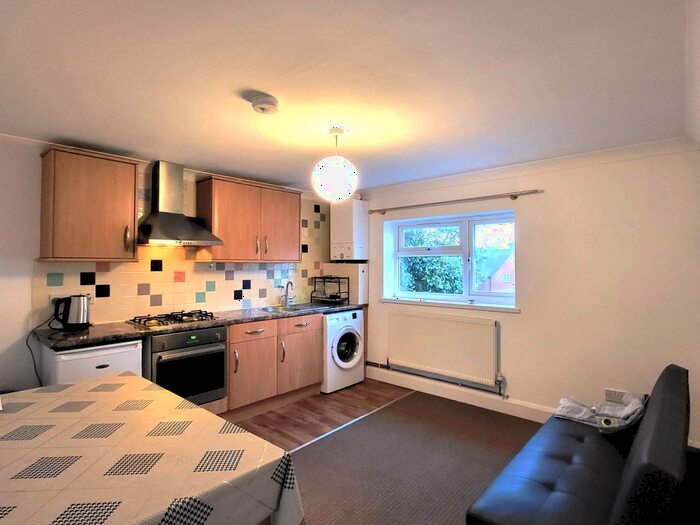 1 Bedroom Flat To Rent In Harebreaks, Watford, WD24