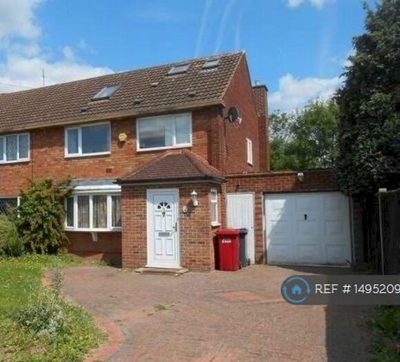 4 Bedroom Semi-Detached House To Rent In Darwin Road, Slough, SL3