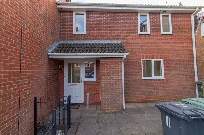2 Bedroom House To Rent In Chantry Mews, Basingstoke, RG22