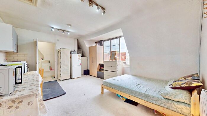 Studio To Rent In Golders Green Road, London, NW11