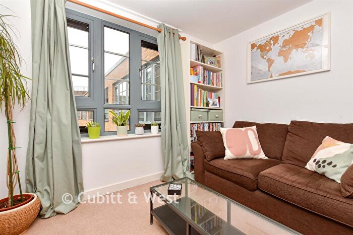 1 Bedroom Apartment For Sale In Whytecliffe Road South, Purley, Surrey, CR8
