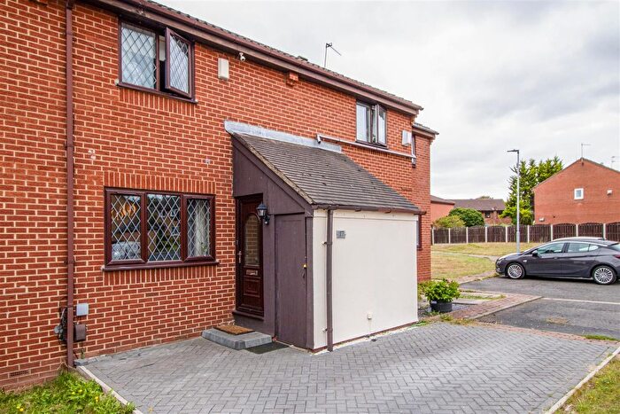 2 Bedroom Town House For Sale In Sycamore Copse, Wakefield, WF2