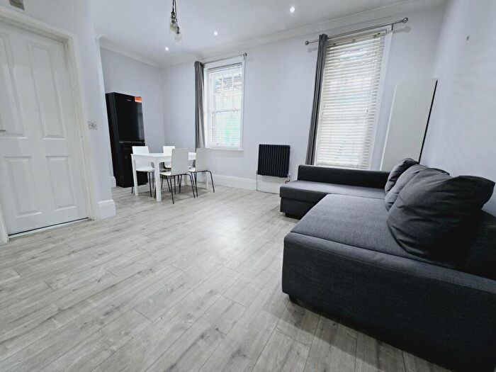 3 Bedroom Flat To Rent In St Paul's Road, Islington, N1