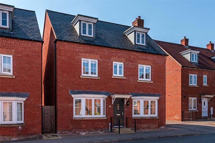 4 Bedroom Detached House For Sale In Needlepin Way, Buckingham, Buckinghamshire, MK18