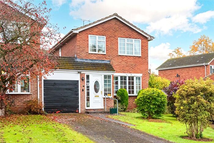3 Bedroom Link Detached House For Sale In Dove Close, Buckingham, Buckinghamshire, MK18