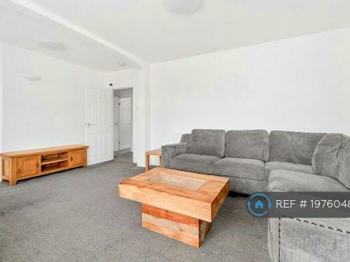 2 Bedroom Flat To Rent In Alwoodley Lane, Leeds, LS17