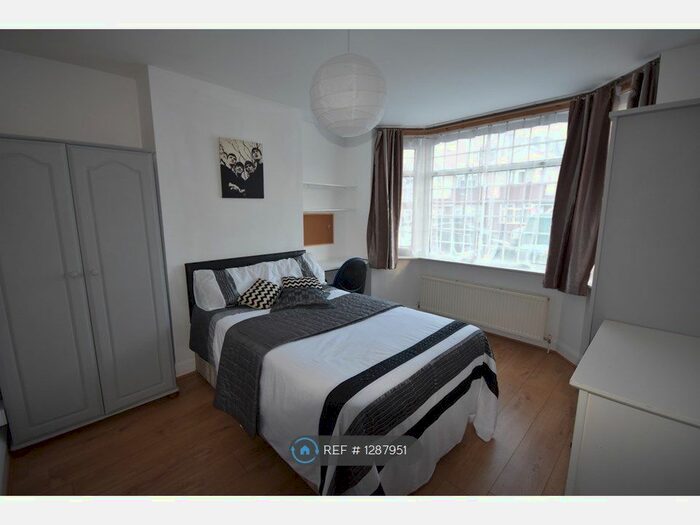 4 Bedroom Semi-Detached House To Rent In Honeysuckle Road, Southampton SO16