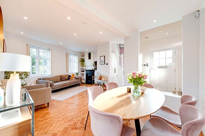 2 Bedroom Maisonette For Sale In Addison Way, London, NW11