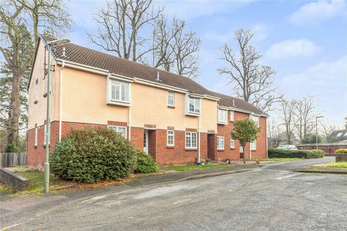 1 Bedroom Flat To Rent In Finnart Close, Weybridge, Surrey KT13