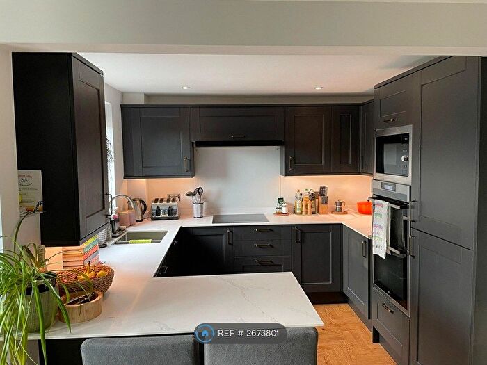 2 Bedroom Flat To Rent In Shadwell Lane, Leeds, LS17