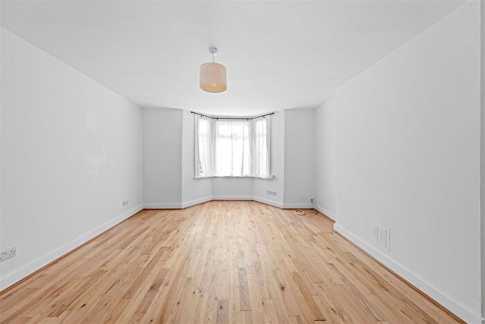 2 Bedroom Flat To Rent In Coningham Road, London, W12