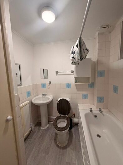 2 Bedroom Flat To Rent In Sycamore Close, Northolt, UB5