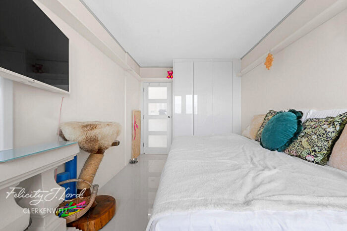 2 Bedroom Apartment For Sale In Skinner Street, London, EC1R